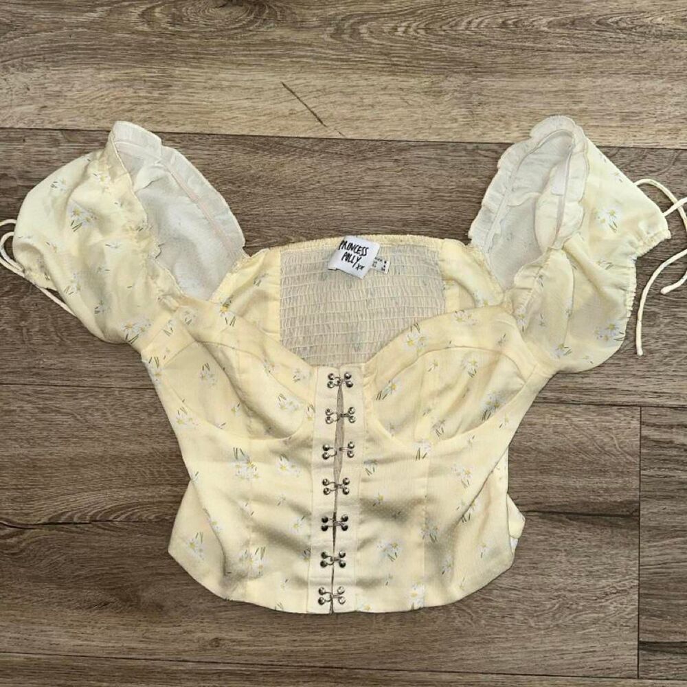 Daisy Women's Yellow and Cream Crop-top